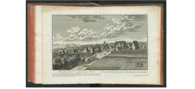 Ein offenes Buch mit dem Titel "Landschaft des Rheinlandes" aus dem Jahr 1805, das eine Zeichnung eines Dorfes mit Häusern, Bäumen, Hügeln und Wolken am Himmel zeigt.