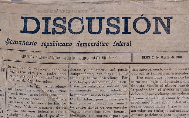 Eine vergilbte, leicht zerknitterte Zeitung mit der Überschrift "Semanario Repúblicano Democrático Federal" und dem Wort "Diskussion" in schwarzer Tinte geschrieben.