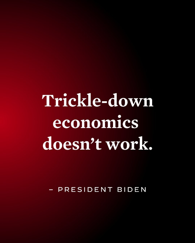 Ein Plakat mit fetter, schwarzer Schrift auf weißem Hintergrund, eingerahmt von einem schmalen schwarzen Rand, das 'Trickle-Down Economics Works Not' verkündet und einen Zitat von Präsident Biden enthält.