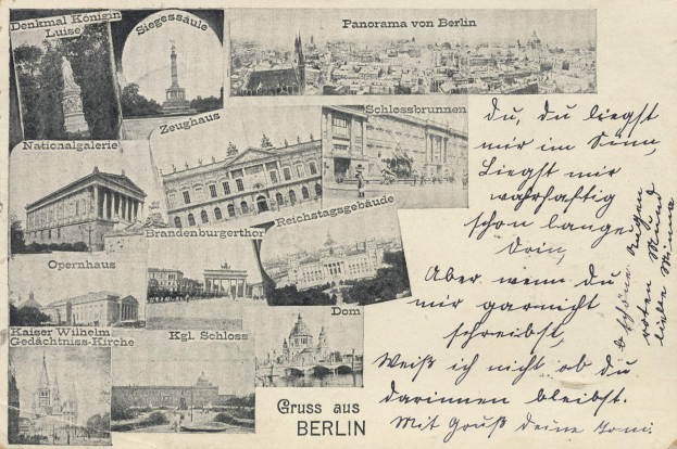 Eine Vintage-Postkarte mit mehreren Bildern von Berlin, darunter Gebäude, Bäume und eine Statue, mit handgeschriebener Schrift auf der Rückseite.