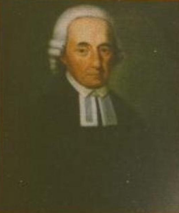 Ein Gemälde eines Mannes in einem schwarzen Anzug, weißem Hemd und schwarzer Robe mit einer weißen Perücke, betitelt "Richter", der mit ernster Miene und konzentriertem Blick dasitzt.