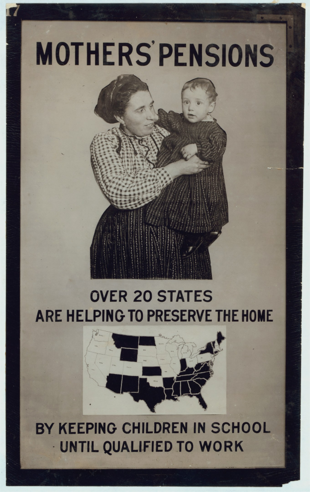 Frau mit einem Baby auf dem Arm, mit einem Plakat im Hintergrund, auf dem "Mutterrenten: ├ťber 20 Staaten helfen, das Zuhause zu bewahren." steht