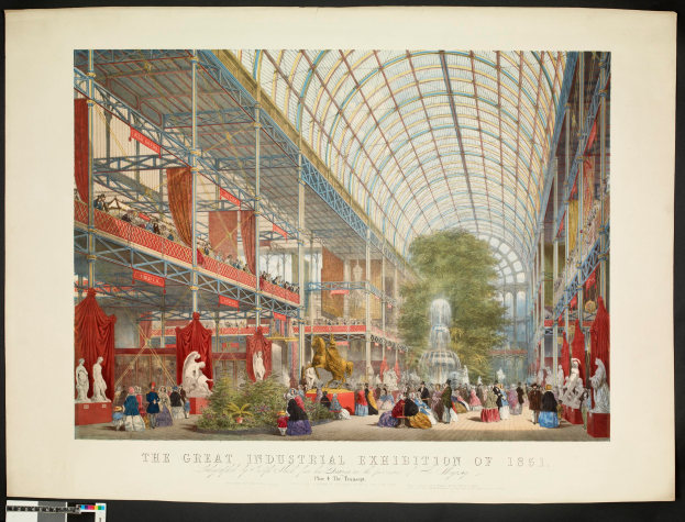 Ein Foto Rahmen mit einem Bild der Großen Industrieausstellung von 1861, das Menschen, Skulpturen, Pflanzen, Bäume, einen Brunnen und andere Gegenstände zeigt, mit Text unten.