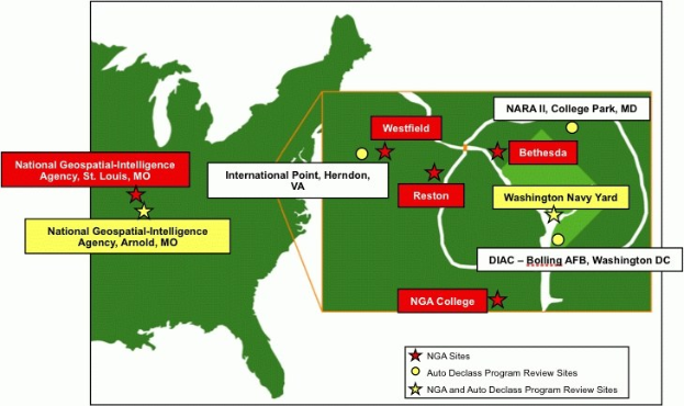 Eine detaillierte Karte der Vereinigten Staaten, die die Standorte der National Geospatial Intelligence Agency mit fetter, zentrierter Schrift und geografischen Merkmalen hervorhebt.