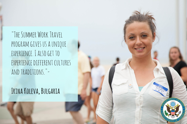 Eine Frau mit einer Tasche lächelt, während sie von einer Gruppe Menschen umgeben ist, mit Text auf der linken Seite, der über das Sommerarbeitprogramm informiert.