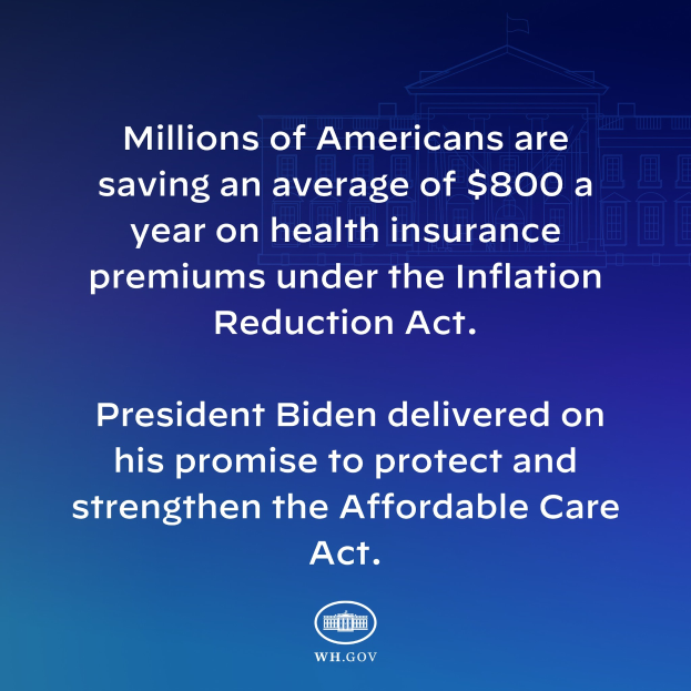 Blauer Hintergrund mit weißer Schrift, die besagt, dass Millionen von Amerikanern durchschnittlich $800 im Jahr an den Gesundheitsversicherungsprämien unter dem Inflation Reduction Act sparen, mit einem Logo.