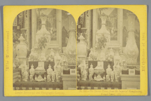 Schwarz-weiß-Foto eines Raums, der zahlreiche Vasen und dekorative Gegenstände aus der Imperial Factory in London zeigt, in einer Collage mit Text am unteren Rand.