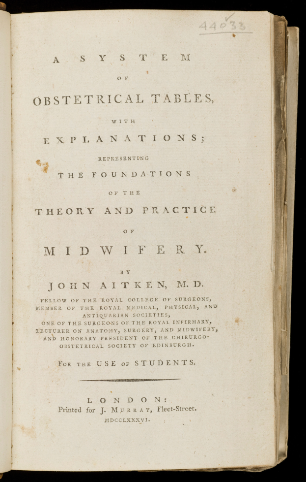 Ein aufgeschlagenes Buch mit dem Titel "Ein System von Geburtshilfstischen, Erklärungen und den Grundlagen der Theorie und Praxis der Hebammenkunst" auf schwarzem Hintergrund.
