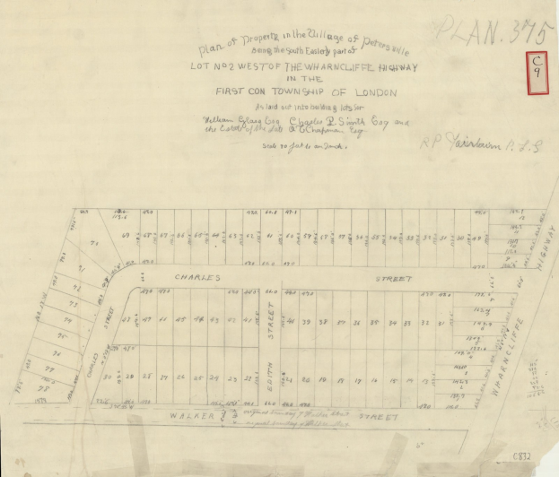 Eine detaillierte handgezeichnete Karte auf Papier, die Stadtstraßen, Gebäude, Parks und Sehenswürdigkeiten zeigt, mit begleitenden Textbeschriftungen.