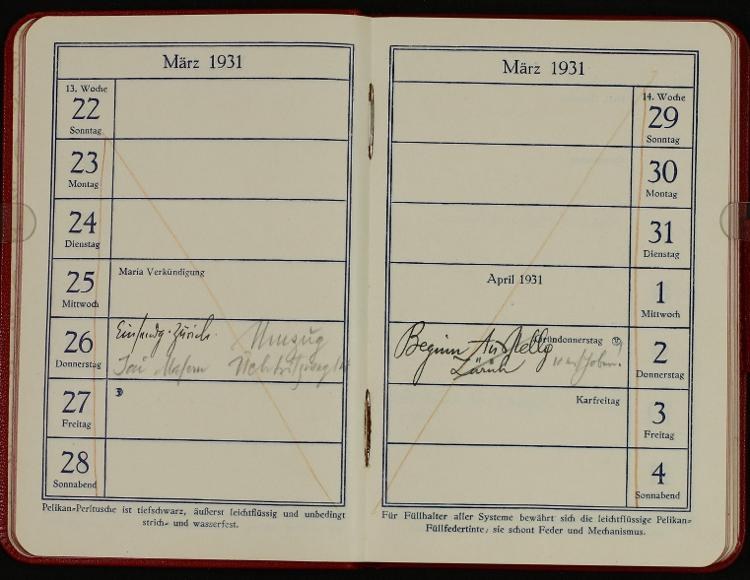 Offenes deutsches Tagebuch von 1931 mit handgeschriebenen Einträgen und einem Kalender oben drauf.