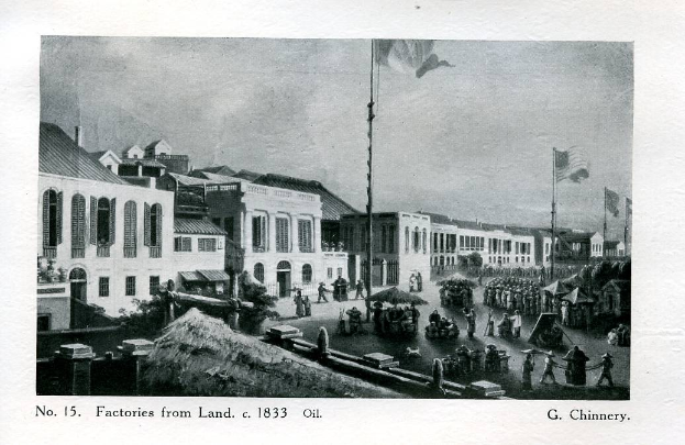 Ein Schwarz-Weiß-Foto einer belebten Stadtstraße im Jahr 1833, das Gebäude, Menschen, Karren, Pfähle, Flaggen, Bäume und Himmel zeigt, mit der Beschriftung "fabriken von land c 1833 ölg" unten.