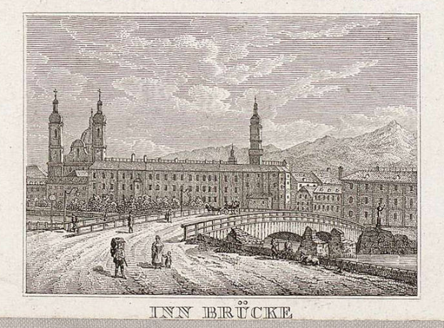 Eine Schwarz-Weiß-Radierung der Innbrücke in München, Deutschland, mit einigen Menschen, einer Brücke, Gebäuden, Bäumen und Bergen im Hintergrund sowie Text unten.
