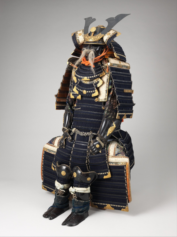 Ein japanischer Samurai in voller, kunstvoll gestalteter Rüstung und Helm, der eine gebogene, scharfe Klinge hält, vor einem weißen Hintergrund.