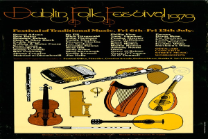 Plakat für das Dublin Folk Festival 1975 mit musikalischen Instrumenten wie Gitarre, Harfe, Flöte und Schlagzeugset sowie Text mit Festival-Informationen.