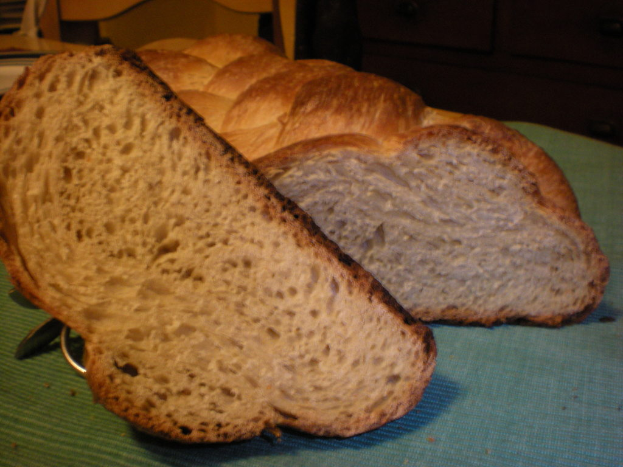 Zwei braune Brotscheiben auf einem grünen Tuch.
