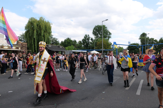 VdF-NRW: Netzwerk 'Diversität' des Vereins der Feuerwehren (VdF) in NRW nimmt an der CSD-Demonstration in Köln teil