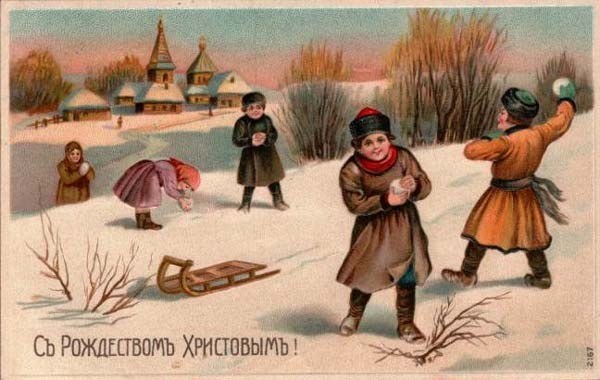 Gruppe von Kindern, die im Schnee mit einem Schlitten spielen, umgeben von Pflanzen, Bäumen und Häusern, mit dem Text "Russischer Weihnachtskarte" unten.