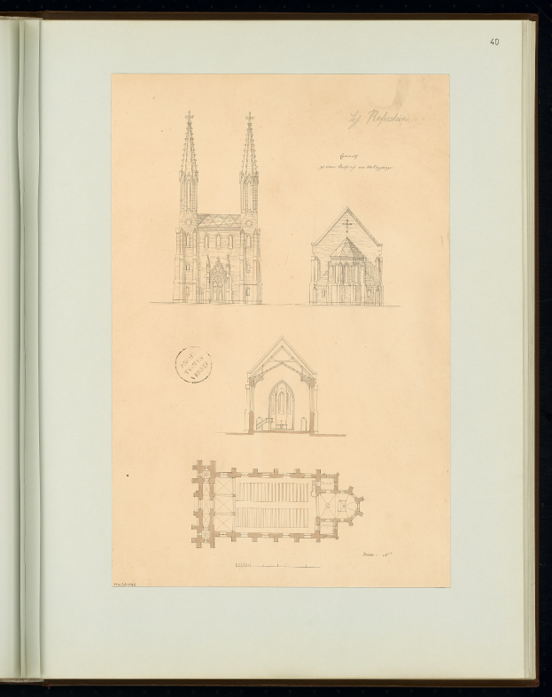 Ein aufgeschlagenes Buch mit einer detaillierten Zeichnung einer Kirche mit Türmen, Bögen und Fenstern, begleitet von beschreibendem Text über das Gebäude und seine Architektur.