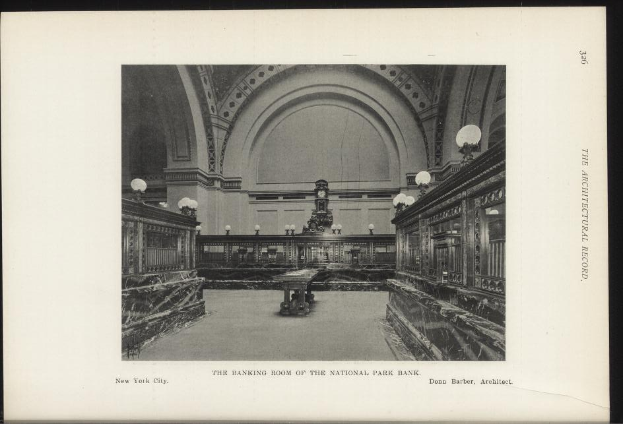 Schwarzes und weißes Foto der Bankhalle des National Park Bank in New York City, das Tische, Beleuchtung, eine Wanduhr und Text am unteren Rand zeigt.