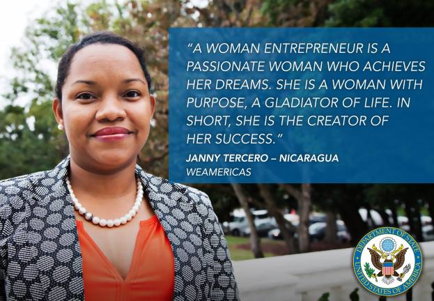 Eine Frau in einer schwarzen und weißen Jacke und einem orangen Kleid steht draußen mit Bäumen, Fahrzeugen und Himmel hinter ihr, neben Text, der eine leidenschaftliche Unternehmerin beschreibt.