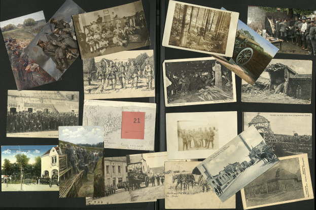 Eine Sammlung alter Ansichtskarten aus der deutschen Besetzung Deutschlands während des Ersten Weltkriegs, die auf einer schwarzen Oberfläche angeordnet sind und verschiedene Bilder von Menschen, Gebäuden, Bäumen, Fahrzeugen und dem Himmel zeigen.