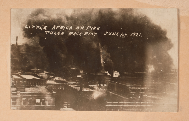 Schwarz-weiß-Stadtansicht mit aufsteigendem Rauch, zentrierter Text und belebten Gebäuden unten.