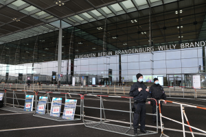 POL-D: Altstadt/Zentrum - Mann im Polizei-T-Shirt beleidigt Polizisten - Mehrere Anklagepunkte
