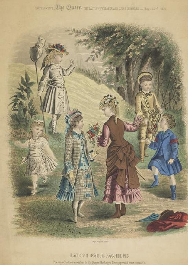 Eine Gruppe von Kindern in 19. Jahrhundert modischer Kleidung, die auf einer grasigen Fläche umgeben von Bäumen und Pflanzen stehen, mit Text unten, der 'Neuste Pariser Moden' lautet.